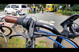 Wielrenner en fietsend meisje botsen op Eperweg in Nunspeet