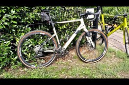 Wielrenner en fietsend meisje botsen op Eperweg in Nunspeet