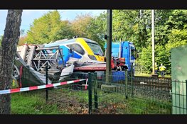 Trein ramt vrachtauto met betonplaten op spoorwegovergang in Ermelo: enorme ravage
