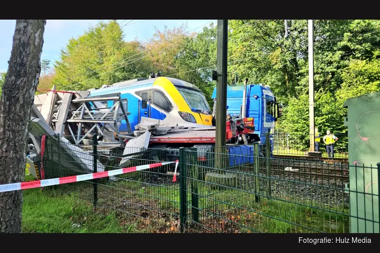 Trein ramt vrachtauto met betonplaten op spoorwegovergang in Ermelo: enorme ravage