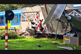 Trein ramt vrachtauto met betonplaten op spoorwegovergang in Ermelo: enorme ravage