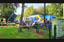 Trein ramt vrachtauto met betonplaten op spoorwegovergang in Ermelo: enorme ravage