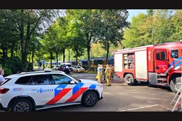 Trein ramt vrachtauto met betonplaten op spoorwegovergang in Ermelo: enorme ravage