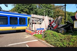 Trein ramt vrachtauto met betonplaten op spoorwegovergang in Ermelo: enorme ravage
