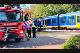 Trein ramt vrachtauto met betonplaten op spoorwegovergang in Ermelo: enorme ravage