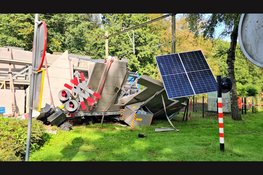 Trein ramt vrachtauto met betonplaten op spoorwegovergang in Ermelo: enorme ravage