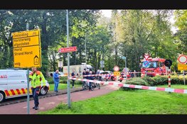 Trein ramt vrachtauto met betonplaten op spoorwegovergang in Ermelo: enorme ravage