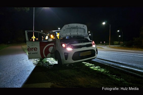 Auto raakt rotonde en keien op Eperweg in Nunspeet, bestuurder krijgt rijverbod