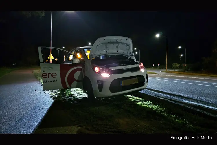 Auto raakt rotonde en keien op Eperweg in Nunspeet, bestuurder krijgt rijverbod