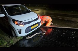 Auto raakt rotonde en keien op Eperweg in Nunspeet, bestuurder krijgt rijverbod