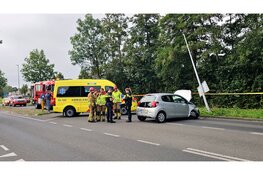 Auto zwaar beschadigd na botsing met lantaarnpaal op Oostelijke Rondweg in Elburg