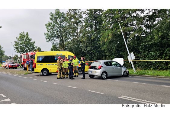 Auto zwaar beschadigd na botsing met lantaarnpaal op Oostelijke Rondweg in Elburg