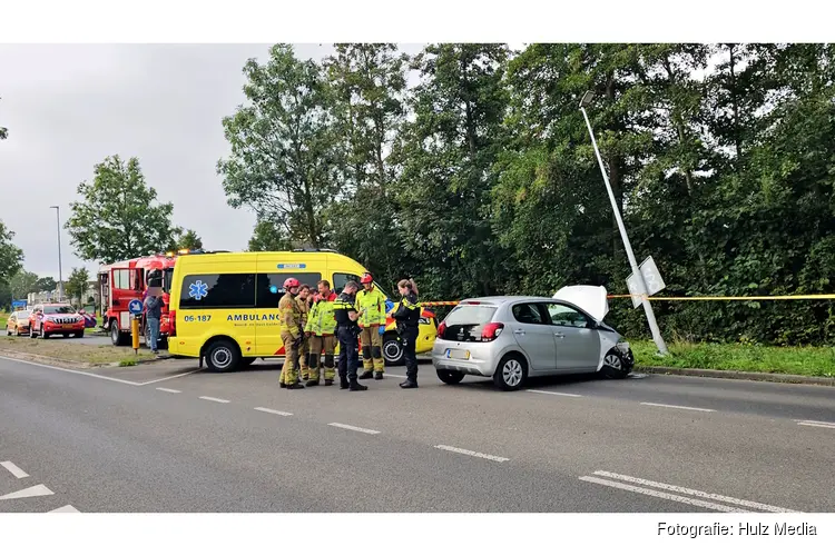 Auto zwaar beschadigd na botsing met lantaarnpaal op Oostelijke Rondweg in Elburg