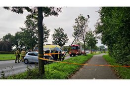 Auto zwaar beschadigd na botsing met lantaarnpaal op Oostelijke Rondweg in Elburg