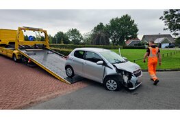 Auto zwaar beschadigd na botsing met lantaarnpaal op Oostelijke Rondweg in Elburg