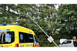 Auto zwaar beschadigd na botsing met lantaarnpaal op Oostelijke Rondweg in Elburg