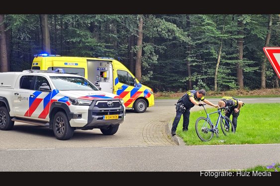 Wielrenner gelanceerd over motorkap bij botsing in Epe