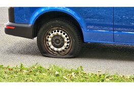 Scootmobiel botst tegen taxibusje in Epe