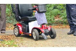Scootmobiel botst tegen taxibusje in Epe