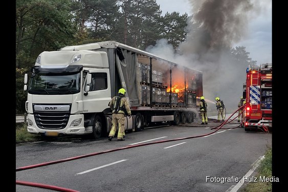 Oplegger met accu’s in brand op Harderwijkerweg in Ermelo