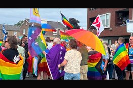 Oldebroek schrapt speciaal lhbtiq+-beleid: geen regenboogvlag meer bij gemeentehuis