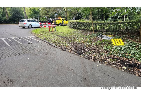 Automobilist wijkt uit voor dier en belandt tegen hekwerk in Hierden