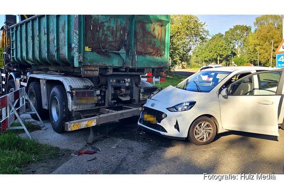 Bestuurster botst achterop vrachtwagen op ’t Harde door laagstaande zon