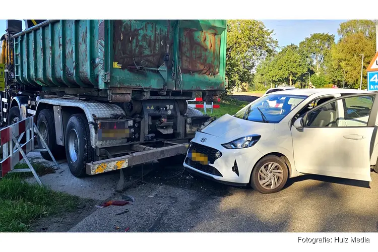Bestuurster botst achterop vrachtwagen op ’t Harde door laagstaande zon