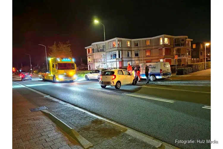 Automobilist botst hard op geparkeerde auto in Wezep