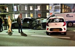 Automobilist botst hard op geparkeerde auto in Wezep