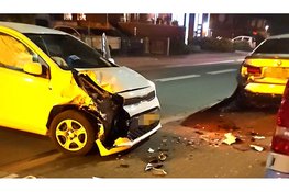 Automobilist botst hard op geparkeerde auto in Wezep