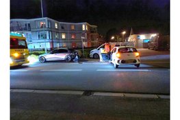 Automobilist botst hard op geparkeerde auto in Wezep