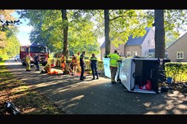 Bestuurder bekneld na botsing met bomen op Engelandsweg in Wezep
