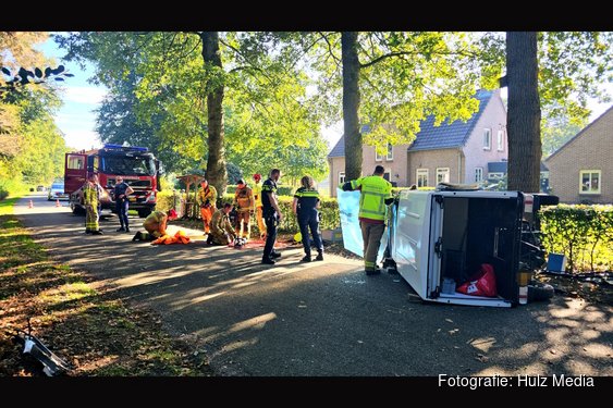 Bestuurder bekneld na botsing met bomen op Engelandsweg in Wezep