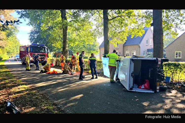 Bestuurder bekneld na botsing met bomen op Engelandsweg in Wezep
