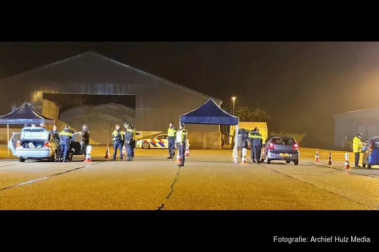 Grote controle op ’t Harde levert illegale sigaretten en wapen op