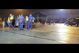 Grote controle op ’t Harde levert illegale sigaretten en wapen op