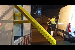 Grote controle op ’t Harde levert illegale sigaretten en wapen op