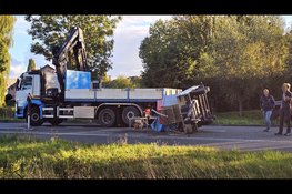 Aanhanger kantelt tijdens bocht op Oostelijke Rondweg in Elburg