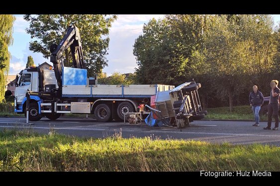 Aanhanger kantelt tijdens bocht op Oostelijke Rondweg in Elburg