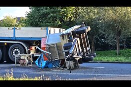 Aanhanger kantelt tijdens bocht op Oostelijke Rondweg in Elburg