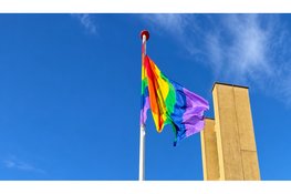 Regenboogvlag gehesen bij Kruiskerk in Wezep: inwoners tonen massaal steun aan lhbtiq+-gemeenschap