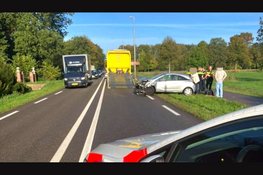 Flinke schade bij kop-staartbotsing tussen auto en vrachtwagen op Zuiderzeestraatweg in Wezep