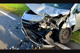 Flinke schade bij kop-staartbotsing tussen auto en vrachtwagen op Zuiderzeestraatweg in Wezep