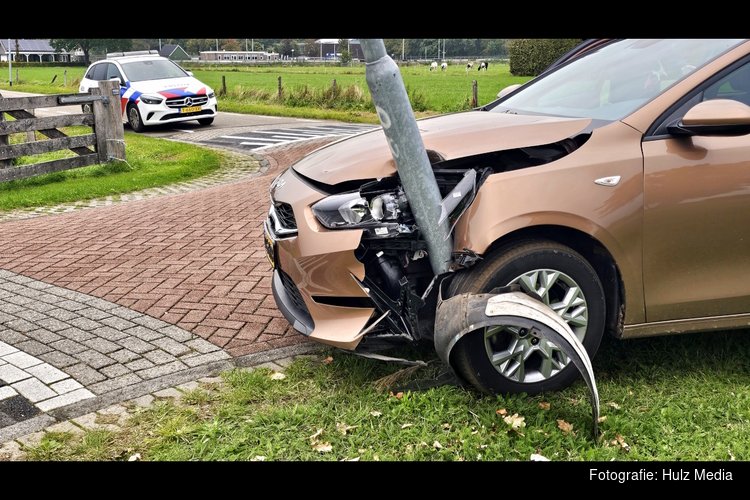 Auto botst hard tegen lantaarnpaal in Oldebroek, flinke schade