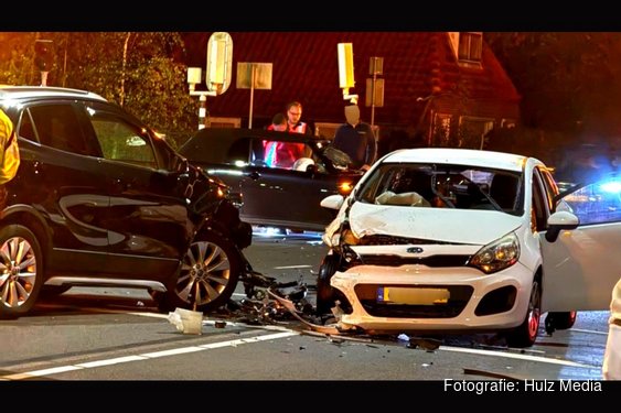 Drie auto’s betrokken bij botsing bij verkeerslicht in Wezep