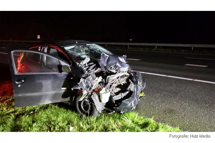 Auto zwaar beschadigd na botsing met vrachtwagen op A28 bij Nunspeet