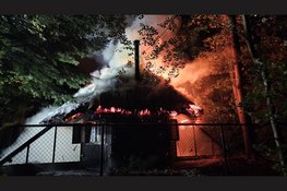 Schuur met rieten dak volledig uitgebrand in Doornspijk, flinke explosie tijdens brand