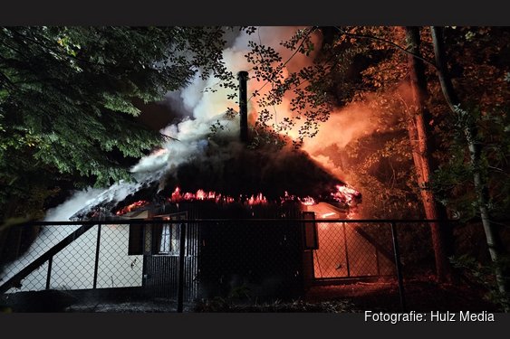 Schuur met rieten dak volledig uitgebrand in Doornspijk, flinke explosie tijdens brand