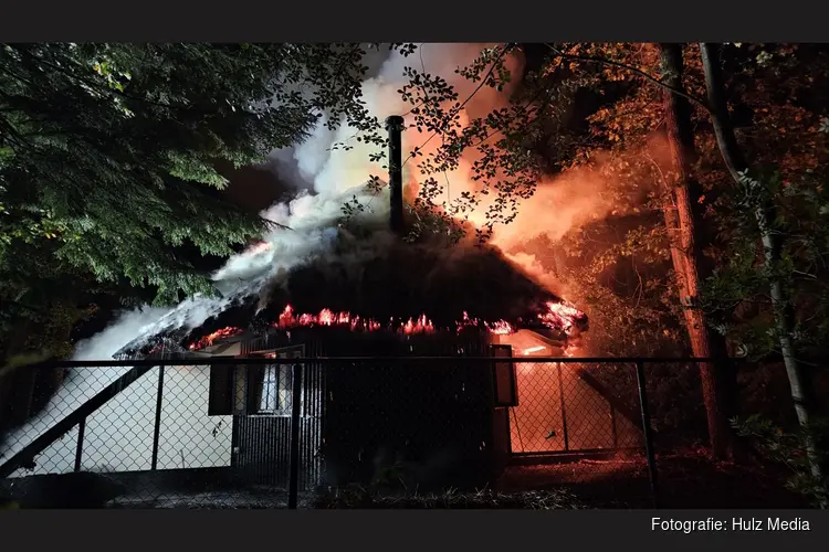 Schuur met rieten dak volledig uitgebrand in Doornspijk, flinke explosie tijdens brand